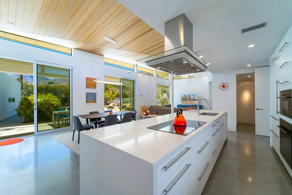 Isla de cocina y comedor junto al ventanal