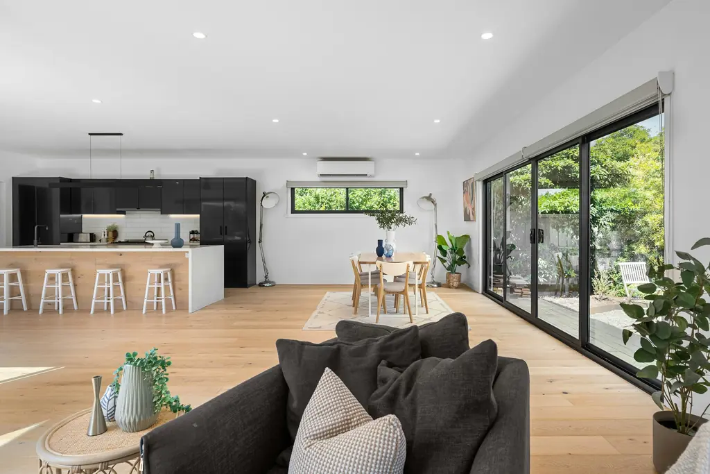 Cocina y salón con ventanales al jardín