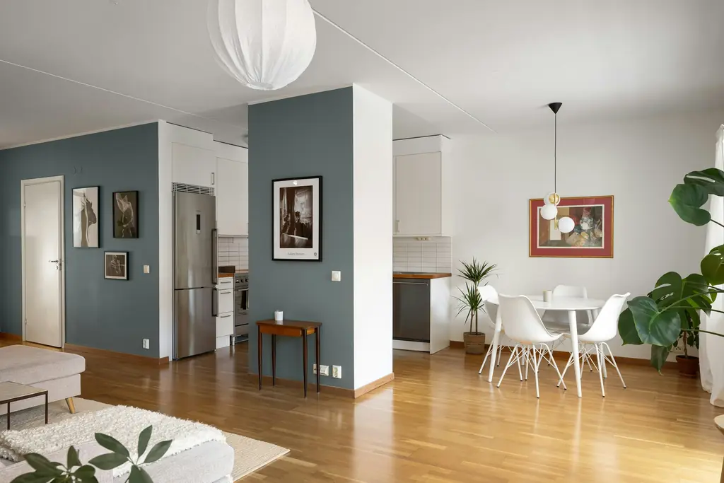 Entrada y comedor con una pared azul