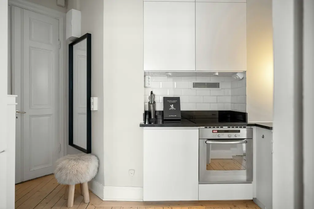 Cocina blanca con horno empotrado