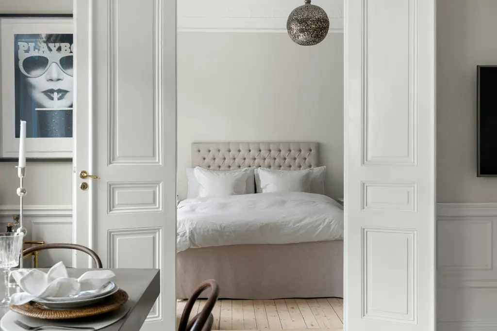 Dormitorio con puertas de doble hoja