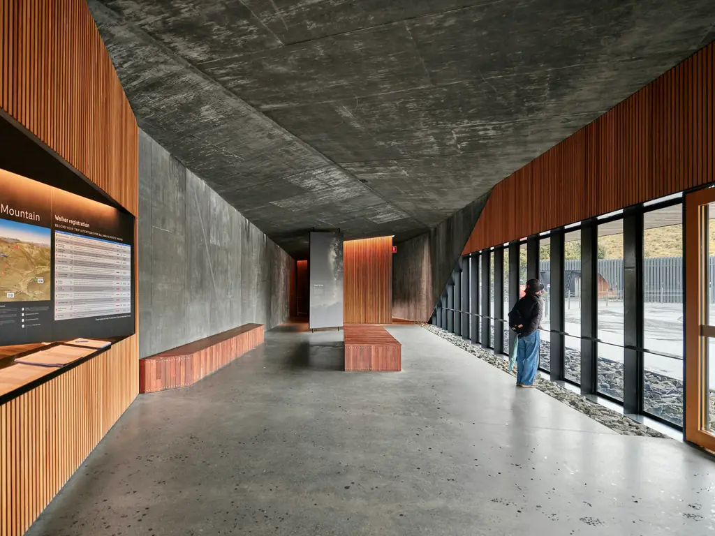 Pasillo de madera y hormigón con vistas