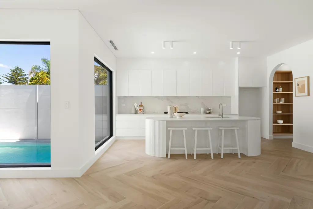 Cocina blanca abierta a la piscina