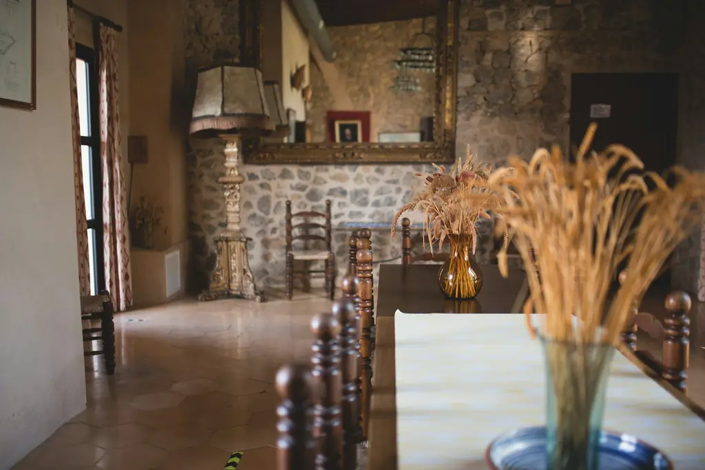 Salón con chimenea de piedra y vigas de madera